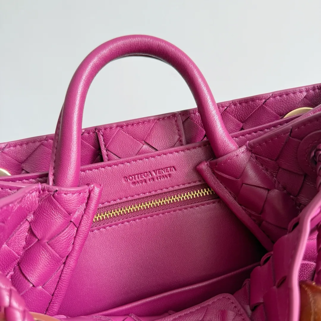 The new Andiamo batch of 3060 BV is shipped‼ ️The classic intercciato weaving process is used to create a soft bag, the metal knot is made of micro-cast aluminum using jewelry technology🪢, and the decorative beads are made of metal and hand-polished oak, allowing you to jump repeatedly between elegance and fun💃, making it unpredictable. Classic and versatile, it shows off your temperament, and the bag has a large capacity, making it very convenient for daily commuting! It has a variety of carrying methods, the shoulder straps can be adjusted by yourself, the original lambskin feels soft and delicate, and the unisex style breaks gender boundaries and brings a more practical and long-lasting use experience. The Andiamo, which has both elegant and casual styles, perfectly interprets the "fashionable old money style". Style No.: 743568+Wood Hardware Color: Berry Red Size: 25*22*10.5cm